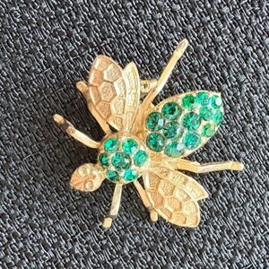 Vintage Bee Brooch Pendant Gold Tone Green Rhinestone Insect
